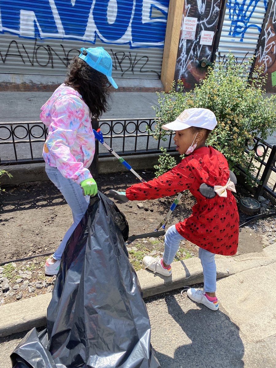 jeanne389's tweet photo. Great day for #Bushwick during our first community clean up.  Thanks to class 504 for organizing the event @PS_376K with @nyc_h2o. We removed over 300 pounds of garbage!  @D32Bushwick @CMSandyNurse #GoEarth @EcoSchoolsUSA https://t.co/KxsOMoDahn