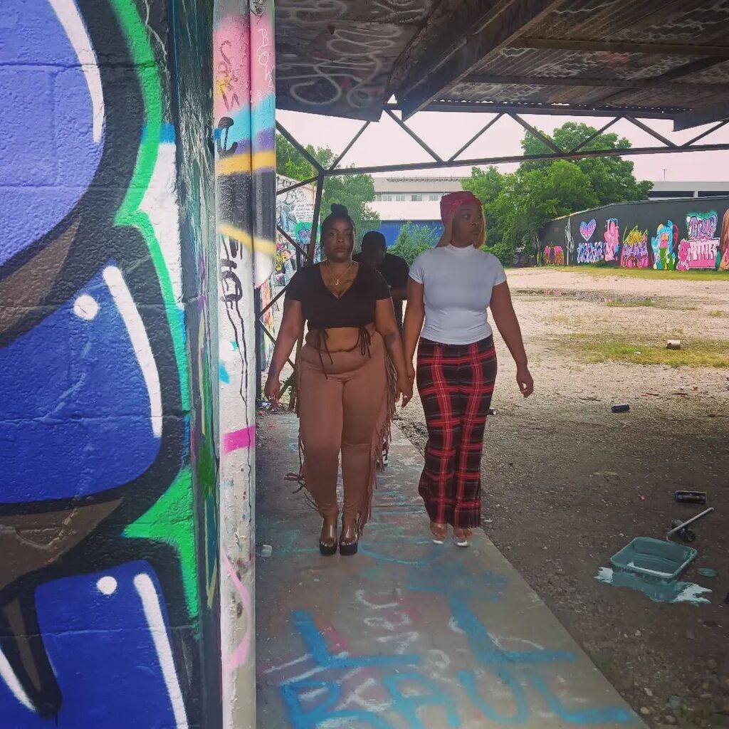 Se7enSees's tweet photo. @mssoledagreat @devine_valentine video shoot https://t.co/jp1Ao4W7pm