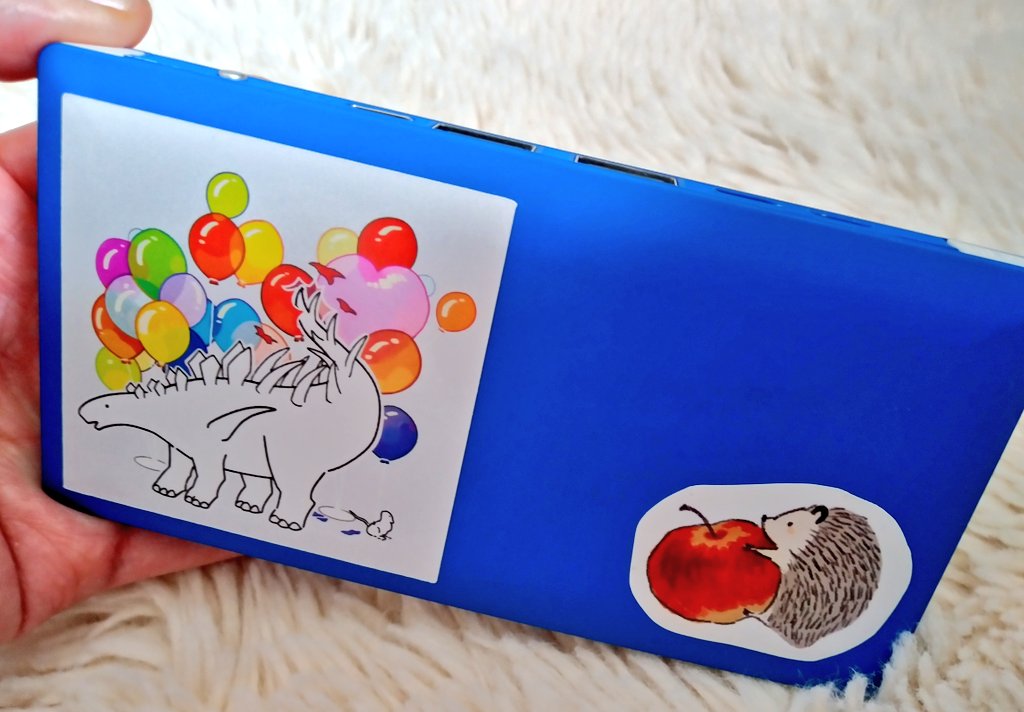 ちなみに私のモバイルバッテリーは、推し作家さんのシールを貼る場所になっております✨
禾並様(@no_ki73)はデザフェスで、ミヤジ(@Ruins_Garden)様はこの間のコミティアで一目惚れシール✨可愛い可愛い💛 https://t.co/eKy3sGbAMf