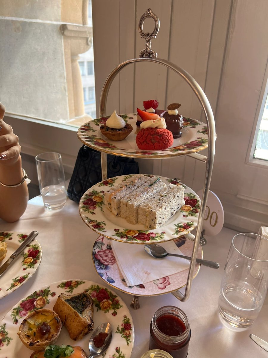 This is a traditional English afternoon tea
There are high tea and low tea
The set menu we ordered in the picture is traditional high tea😋😋😋