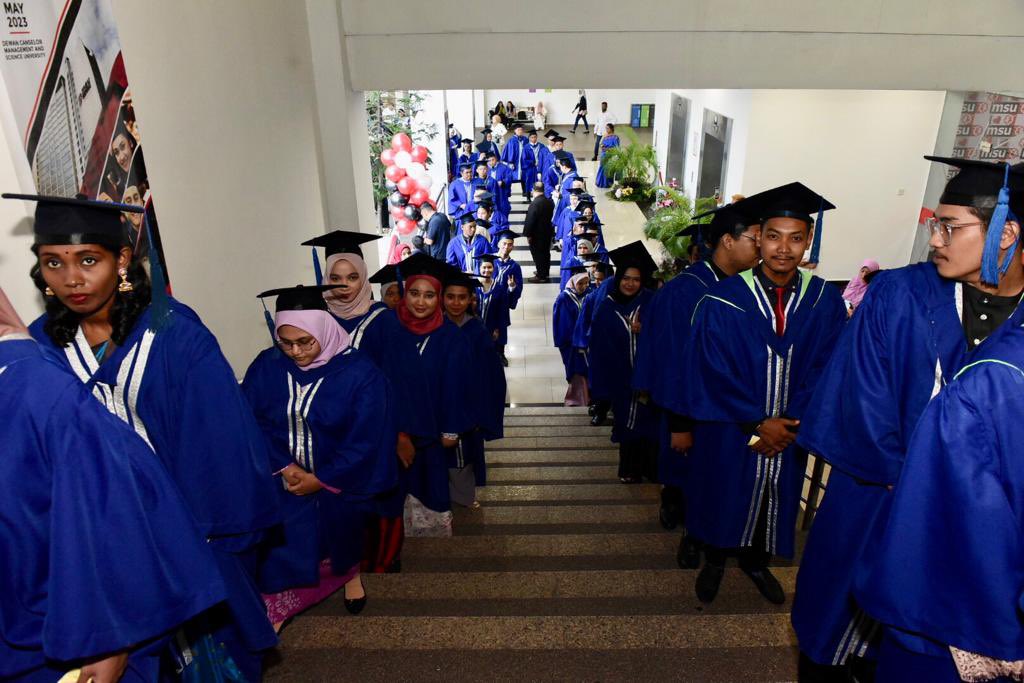 MohdShukriYajid's tweet photo. Delighted to welcome all families and friends celebrating the success of our @MSUcollege 25th Convocation. None of today's success is possible without the support &amp; sacrifice from everyone. @MSUmalaysia #Graduasi25 https://t.co/4QI9wFE30l