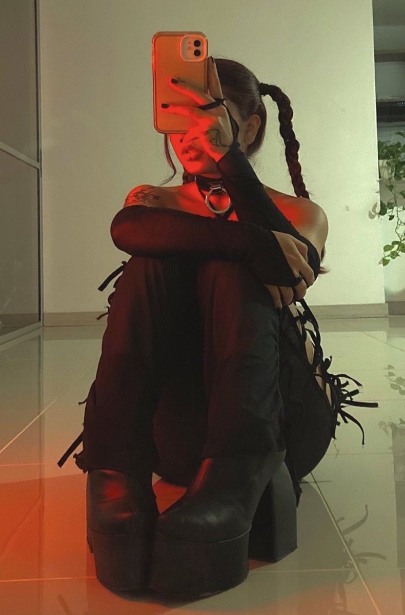 Paola Rosalina on Twitter: "RT @y2kdreamxo: ⛓️🖤"