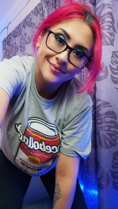 Who wants to hang out?? I'm chilling love now https://t.co/bxhmuXJEwW https://t.co/8xpI8rRtNf