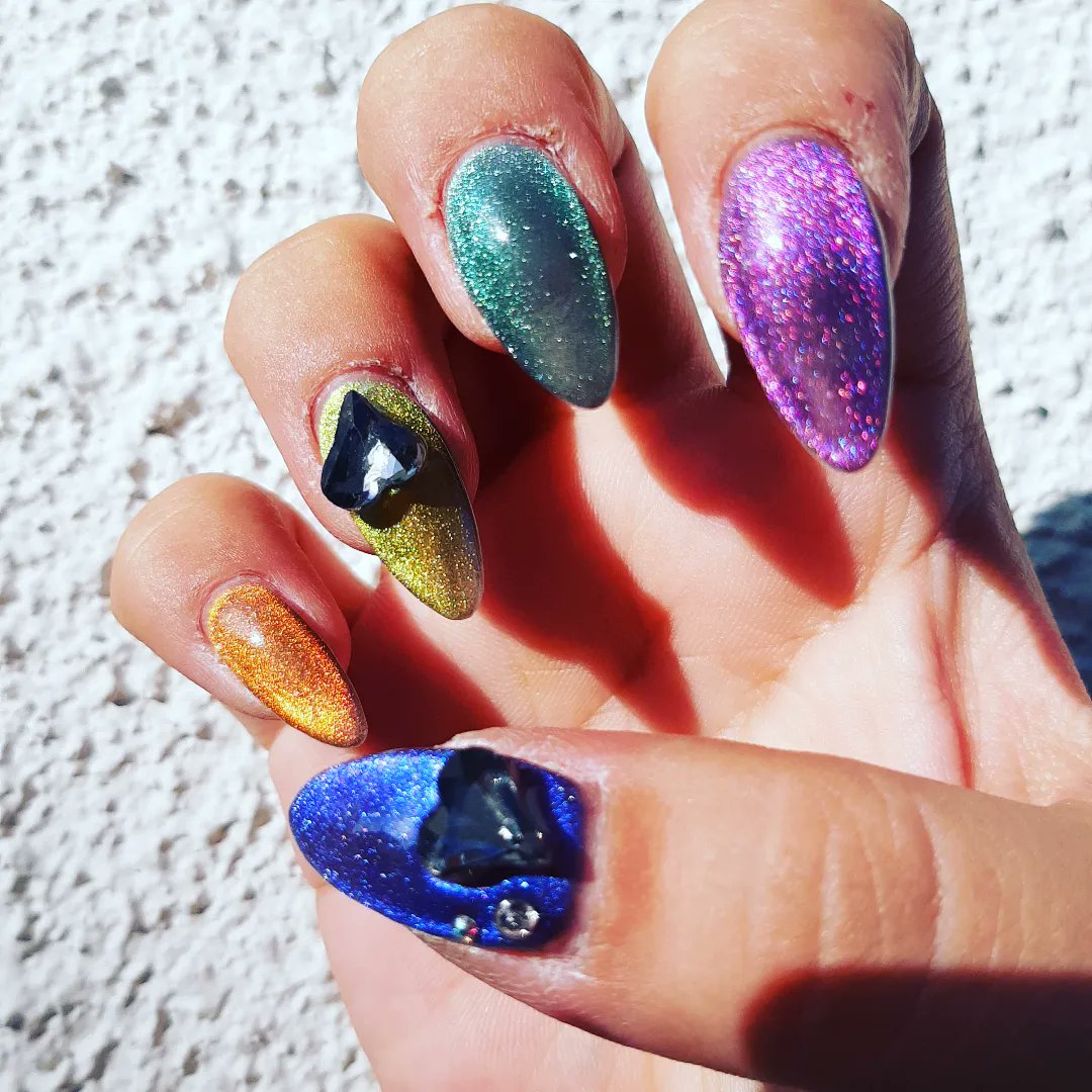 誕生月ということでテンション上げ上げのカラフルマグネットネイル🥰🥰🥰

 #マグネットネイル 
 #ジェルネイル
 #カラフル