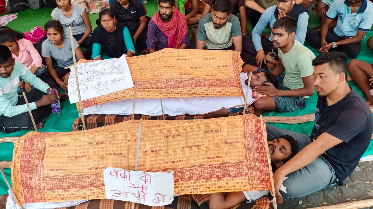 क्या आप लोग भूले तो नहीं हो....?
वर्दी के लिए क्या कुछ नहीं किये l
अपनी अर्थी को भी वर्दी की आस हैं मेरे भाई... 🙏
#SSCGD18
@brajeshabpnews <a href="/Jha_Swarnaa/">swarna</a> <a href="/YadavArunesh/">Dr. Arunesh Yadav (डॉ अरुणेश यादव)</a> @Socialist_arun <a href="/askrajeshsahu/">Rajesh Sahu</a> <a href="/journo_jitendra/">Jitender Bhardwaj</a> <a href="/raksha_s27/">Raksha</a> <a href="/pradeepjain52/">Pradeep Jain Aditya</a>