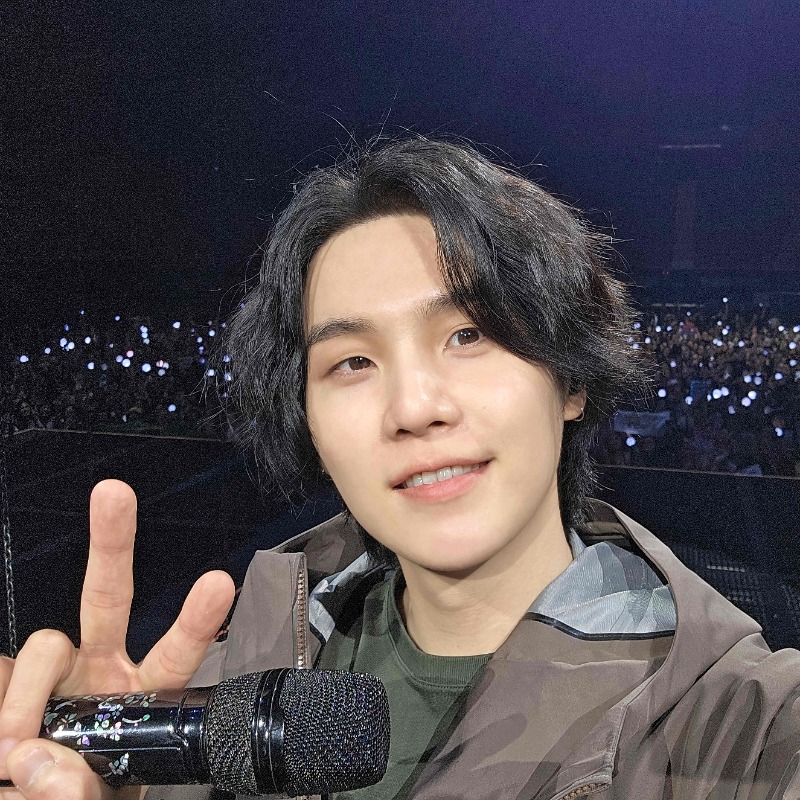 SamsungMobile's tweet photo. #SUGA of @BTS_twt, Thank you for sending this epic selfie! 💜 This is THE Galaxy! 😉
#withGalaxy #GalaxyxSUGA #GalaxyS23 Ultra

Learn more: https://t.co/gRKZn977x0