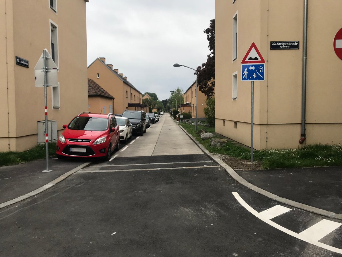 So sieht es aus, wenn die #SPÖ Donaustadt "Wohnstraßen" errichtet. Nämlich nicht zum Spielen für Kinder sondern zum Parken für Autos auf dem Gehsteig. Denn ohne Widmung "Wohnstraße" wäre das Parken dort wegen mangelnder Straßenbreite verboten.
Warum macht ihr das, <a href="/SP_Wien/">SPÖ Wien – Die Wienpartei</a> ?