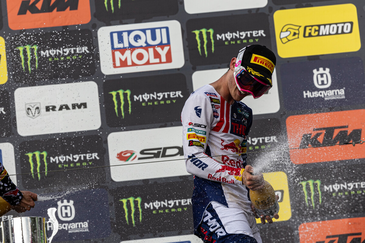 GreenlandMX's tweet photo. Nuestros pilotos @jorgeprado61
y Daniela Guillén han vuelto a dejarnos sin palabras en Francia.
Descubre todo lo que ha pasado en el Gran Premio este fin de semana en el blog #ZonaGMX
👉 https://t.co/gTRxsJ0o9G
#GreenlandMX #GMX #jp61 #mxgp #mxgpfrance #SomosOffRoad https://t.co/sXD8Yxmx6s