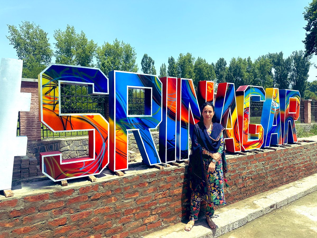 Time to pose with my #SRINAGAR 😊😍
We are all super excited to welcome the world to kashmir. Come & experience the warmth, beauty & love of our people. 
@g20org #SrinagarSmartCity #HeavenOnEarth #G20 #Kashmir