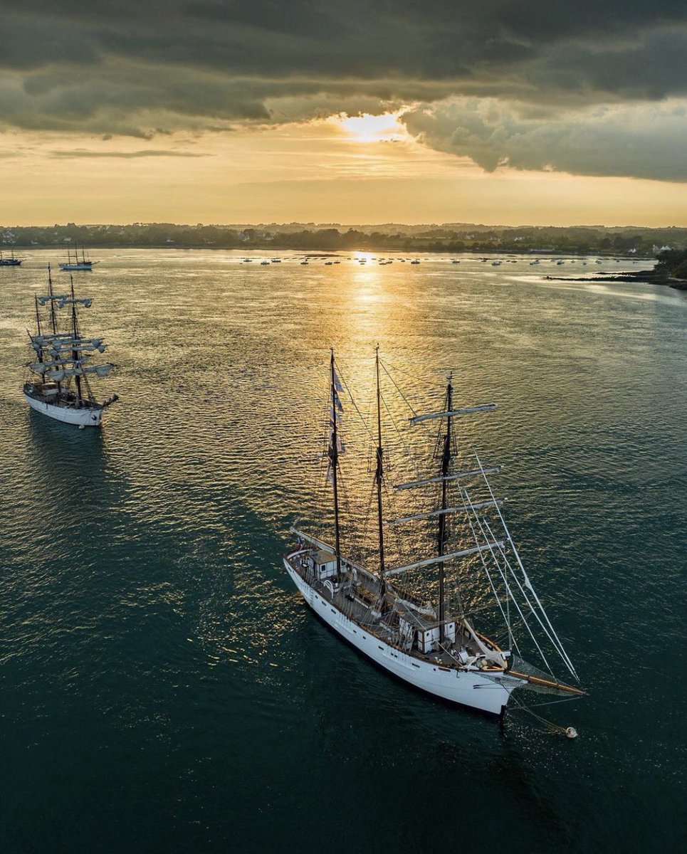 Twello en [PHOTO] 💙 #MagnifiqueBretagne #marité #ilesauxmoines #semainedugolfe 

© stef_drone56