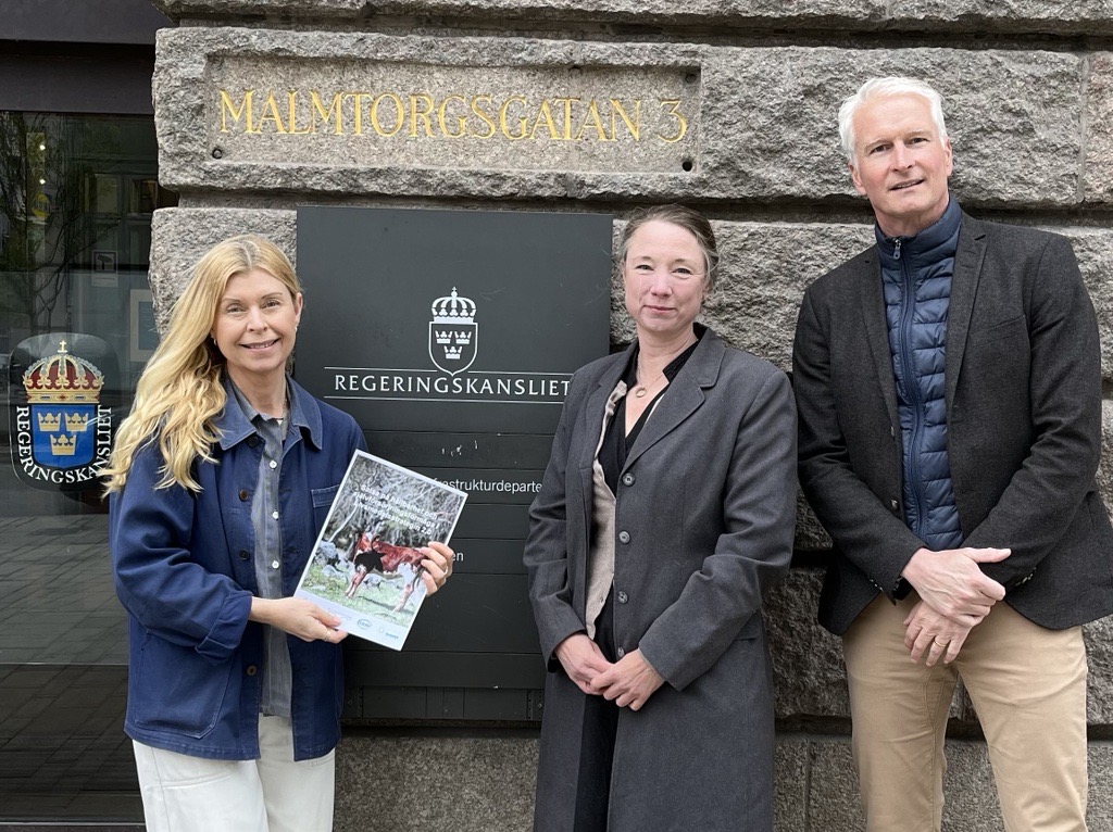 Här lämnar <a href="/jonascarlberg/">Jonas Carlberg</a>, näringspolitiskt ansvarig på KRAV, tillsammans med <a href="/Ekolantbrukarna/">Ekolantbrukarna</a>, <a href="/EkoMatCentrum/">EkoMatCentrum</a> och <a href="/OrganicSweden/">Organic Sweden</a>, in vårt inspel på den nya livsmedelsstrategin. Vi vill se tydliga och långsiktiga mål och satsningar kopplat till ekologiskt. <a href="/peterkullgren/">Peter Kullgren</a> #svpol