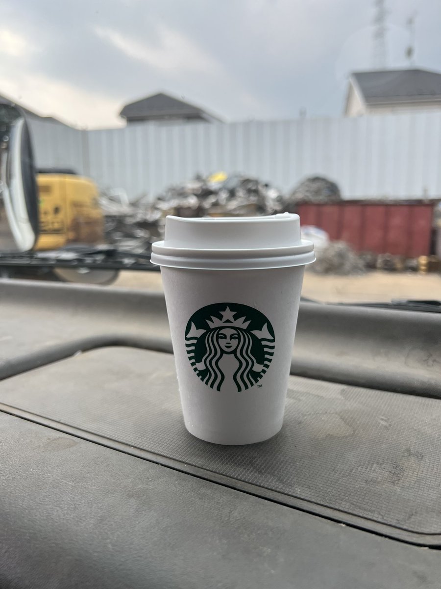 仕事早く切り上げて（サボって）🤫ダンプでスタバのドライブスルー🤣

今日暑かったからアイスコーヒー😋
雨降りそうだなぁ🤔