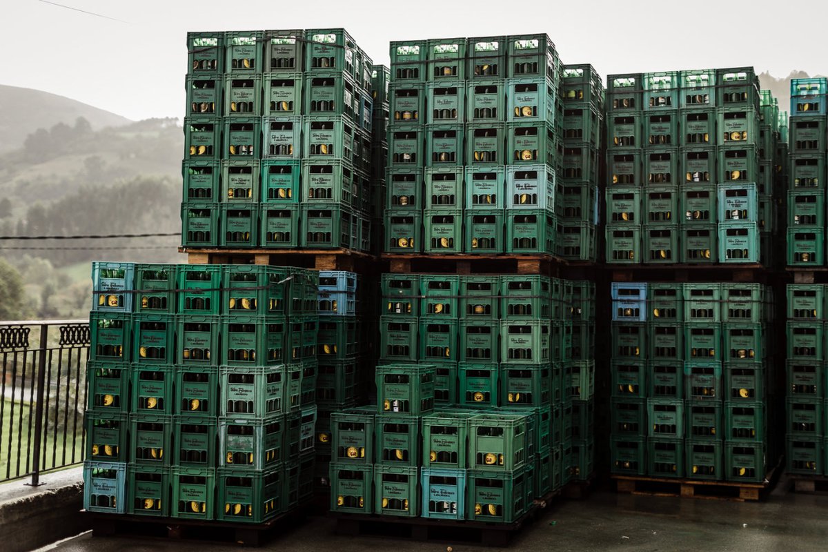 Unas cuantas cajinas de sidra listas para repartir por todos los rincones de Asturias y más allá del Negrón.

Si viera hoy nuestro fundador Emilio Trabanco hasta donde llegamos con nuestra sidra, seguro que estaría muy orgulloso de lo que hemos conseguido. #ComparteSidraTrabanco