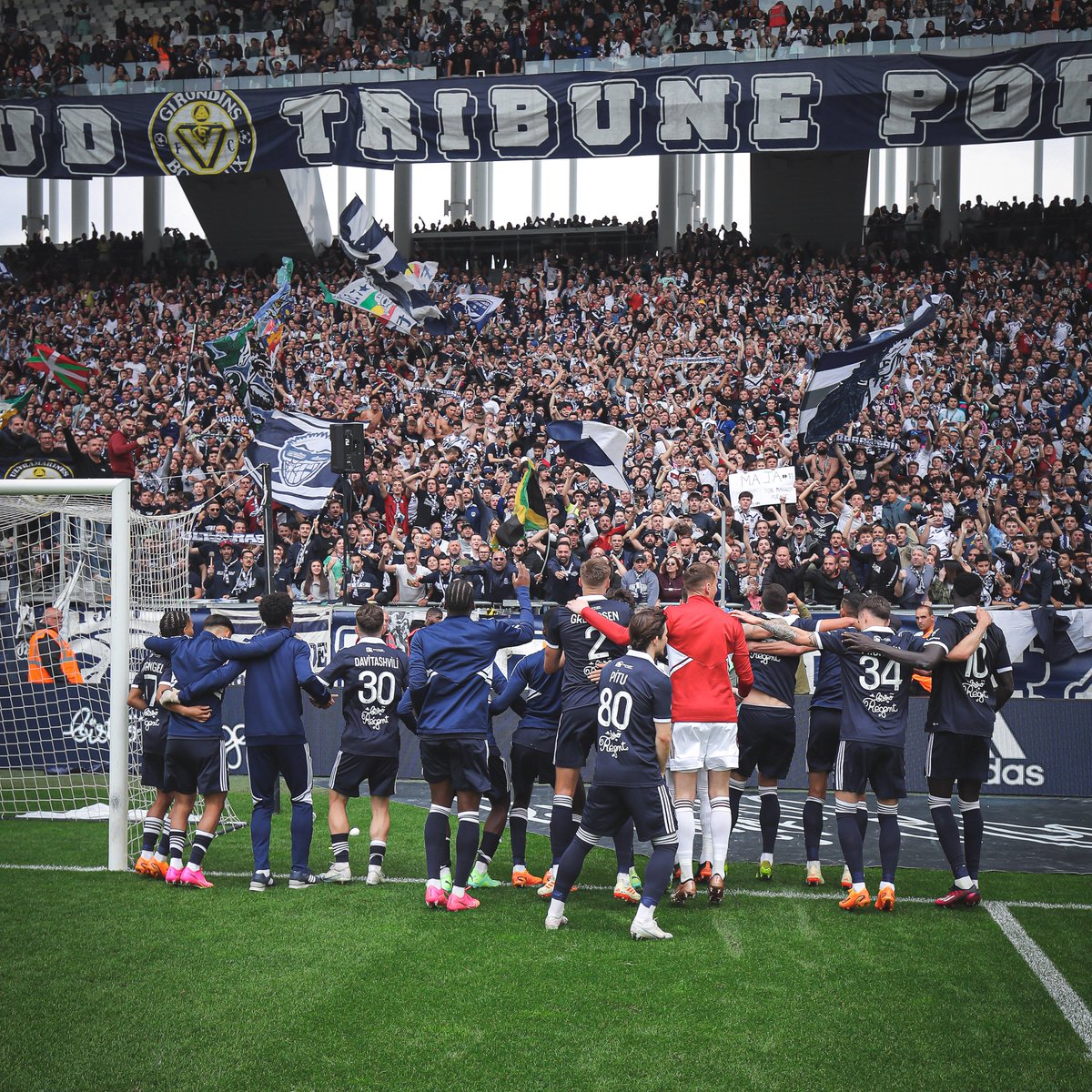 girondins's tweet photo. Nouveau lundi, nouvelle semaine, nouvel objectif : le déplacement à Annecy dès vendredi ! 👊

Bonne semaine à toutes et à tous 💙🤍 https://t.co/Su2gTJFTLQ