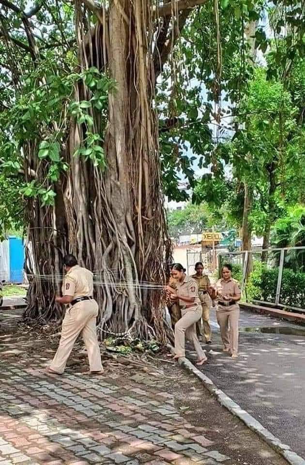 rahulsachank's tweet photo. पुलिस की वर्दी में वटसावित्री व्रत करती  बहनों का ये चित्र बताता है कि सर्विस नौकरी कभी परम्पराओं को निभाने के लिए बाधक नही बन सकती....बशर्ते आपके के मन मे अपने धर्म संस्कृति परम्पराओं के प्रति समर्पण हो।#uppolice https://t.co/JlSaQDloWW