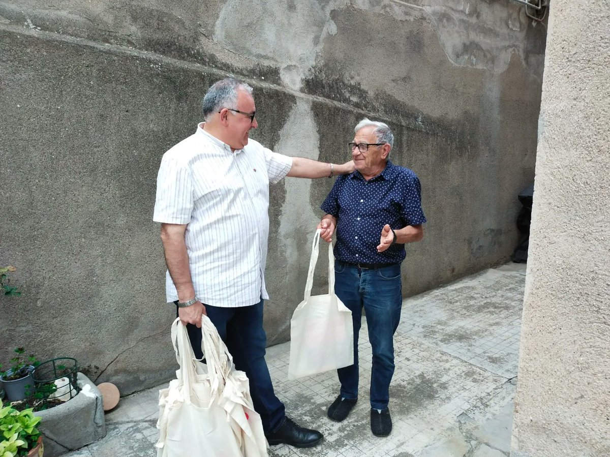 PSCMontcada's tweet photo. 🌹Seguim explicant les nostres propostes per millorar la ciutat que estimem.
La tarda de dissabte varem estar a la Muntanyeta de la Font Pudenta. Escoltant als veïns i veïnes.
♥️Amb tu, #TransformemMontcada El 28 de maig #VotaSocialista
#BartoloAlcalde https://t.co/df0RrgvqUJ
