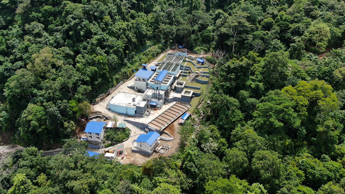 Verscholen in de bergen in Sri Lanka ligt deze gloednieuwe waterzuiveringsinstallatie, opgeleverd door Ballast Nedam. Daarmee is schoon drinkwater voor 17.000 gezinnen in regio Hemmathagama nu werkelijkheid geworden.  #srilanka #bouw #drinkwater