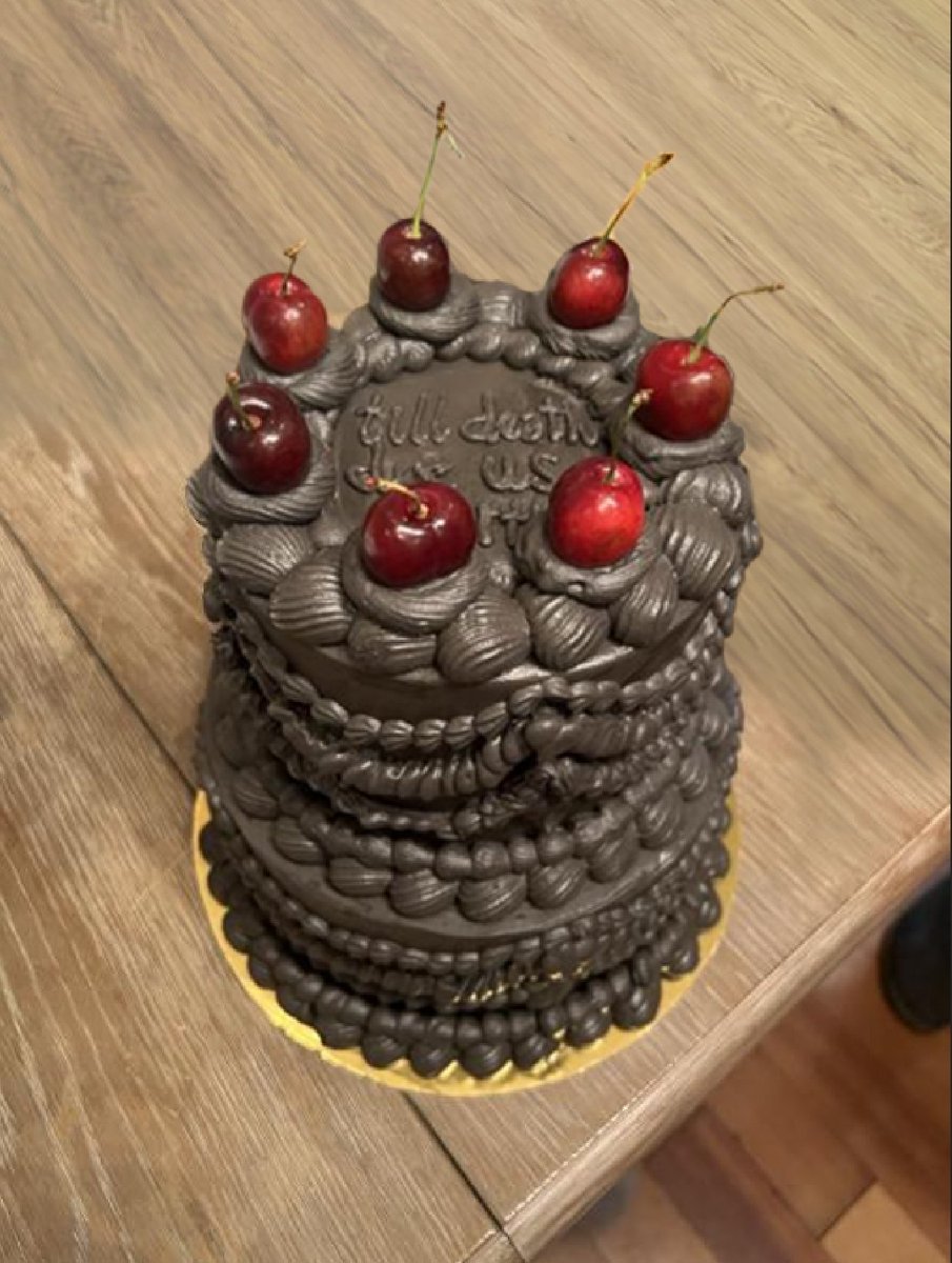 qtcinderella's tweet photo. No one can stop me from making stupid vintage cakes https://t.co/9mhJiHXMgH