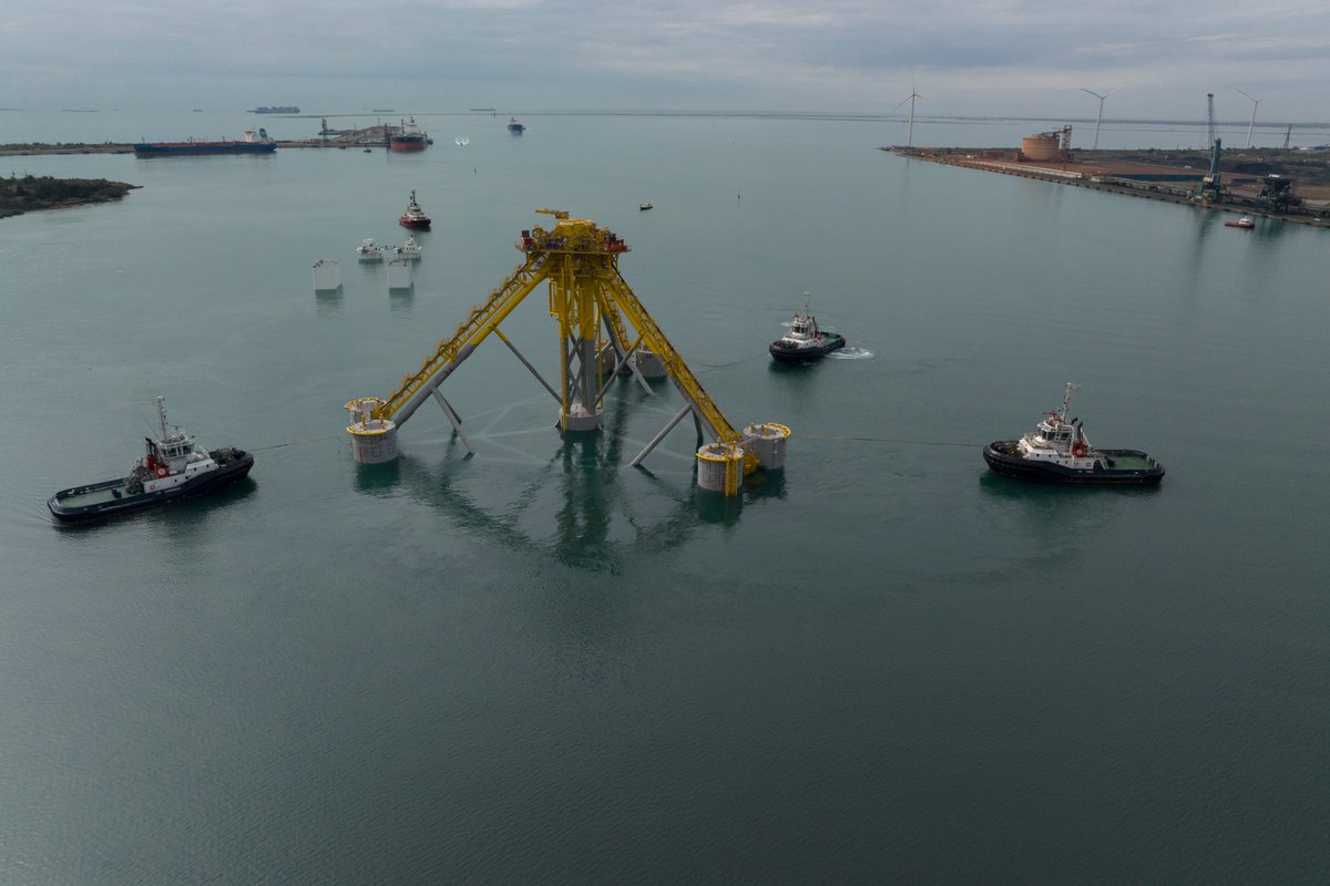 EDF_power's tweet photo. [#EolienEnMer] Opération réussie ✅ !

🌊Le premier flotteur du parc éolien en mer flottant Provence Grand Large a été mis à l'eau ce week-end !

➡️Une opération impressionnante qui marque une nouvelle grande étape dans le développement de l’éolien en mer flottant en France 🇫🇷 ! https://t.co/nAIbLhRdKT