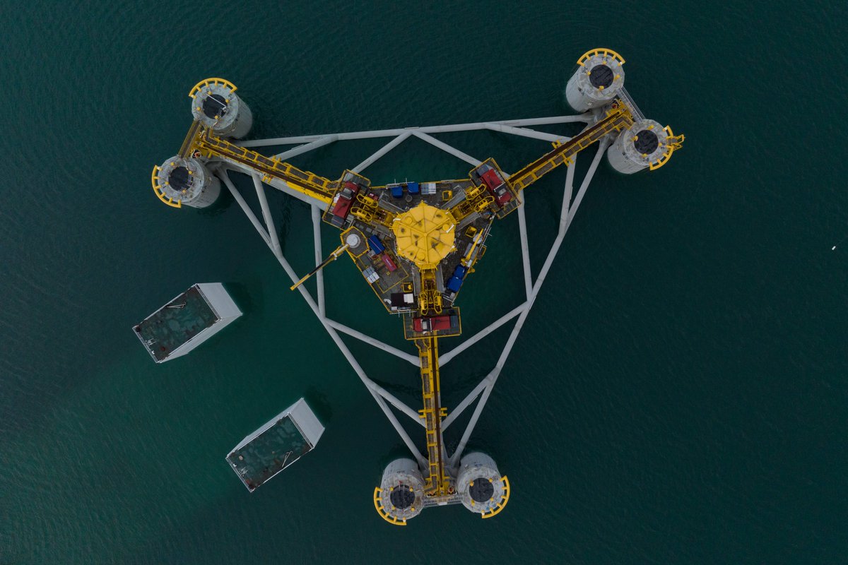 EDF_power's tweet photo. [#EolienEnMer] Opération réussie ✅ !

🌊Le premier flotteur du parc éolien en mer flottant Provence Grand Large a été mis à l'eau ce week-end !

➡️Une opération impressionnante qui marque une nouvelle grande étape dans le développement de l’éolien en mer flottant en France 🇫🇷 ! https://t.co/nAIbLhRdKT
