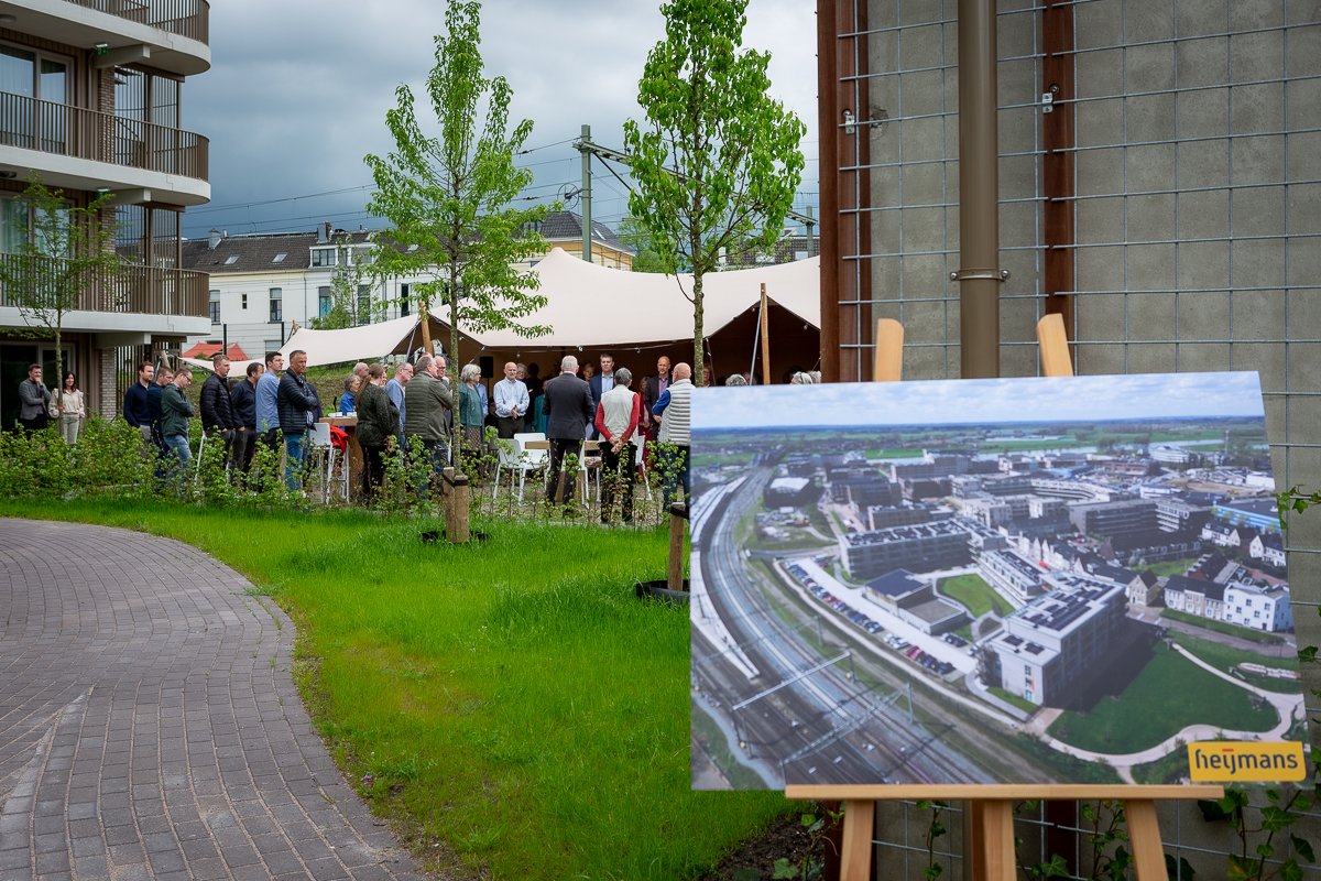 woonwerkarch's tweet photo. Last week Evelien van Veen, Habion, Heijmans, Gemeente Zutphen, Hoekstra Makelaardij and the Bewonerscoöperatie Ubuntuplein Zutphen celebrated the opening of Ubuntplein in Zutphen. 

Take a closer look at Ubuntplein: https://t.co/ub62YItlQz

Photos: Maarten Zeehandelaar https://t.co/5wiGOfsjiD