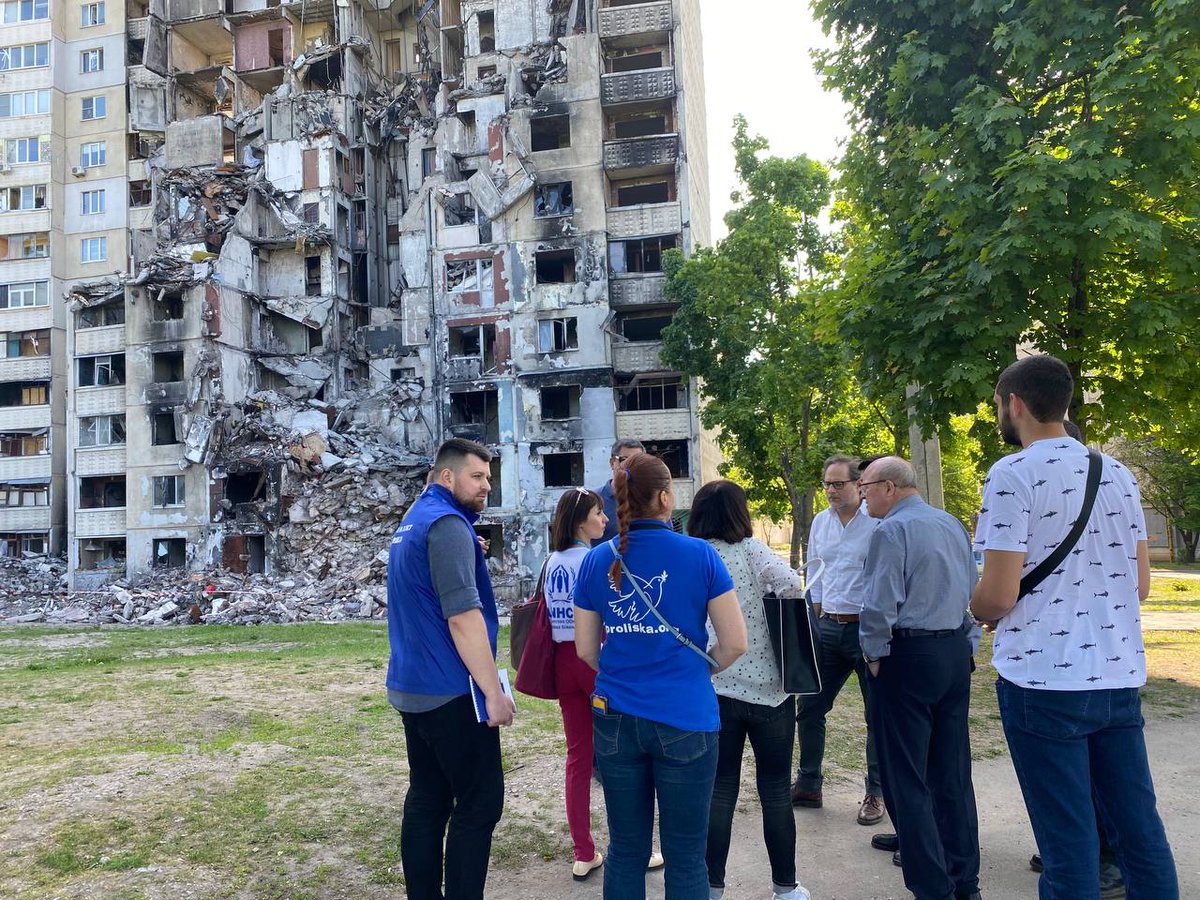 UNHCRUkraine's tweet photo. Ambassador of #Austria 🇦🇹 @AradBenkoe met with families in #Kharkiv 🇺🇦 to see firsthand how @UNHCRUkraine is helping people affected by the war with emergency shelter, legal &amp; psychosocial aid &amp; multipurpose cash assistance.

Thank you 🇦🇹 for your critical support! 🙏 https://t.co/I0cnM6egbC