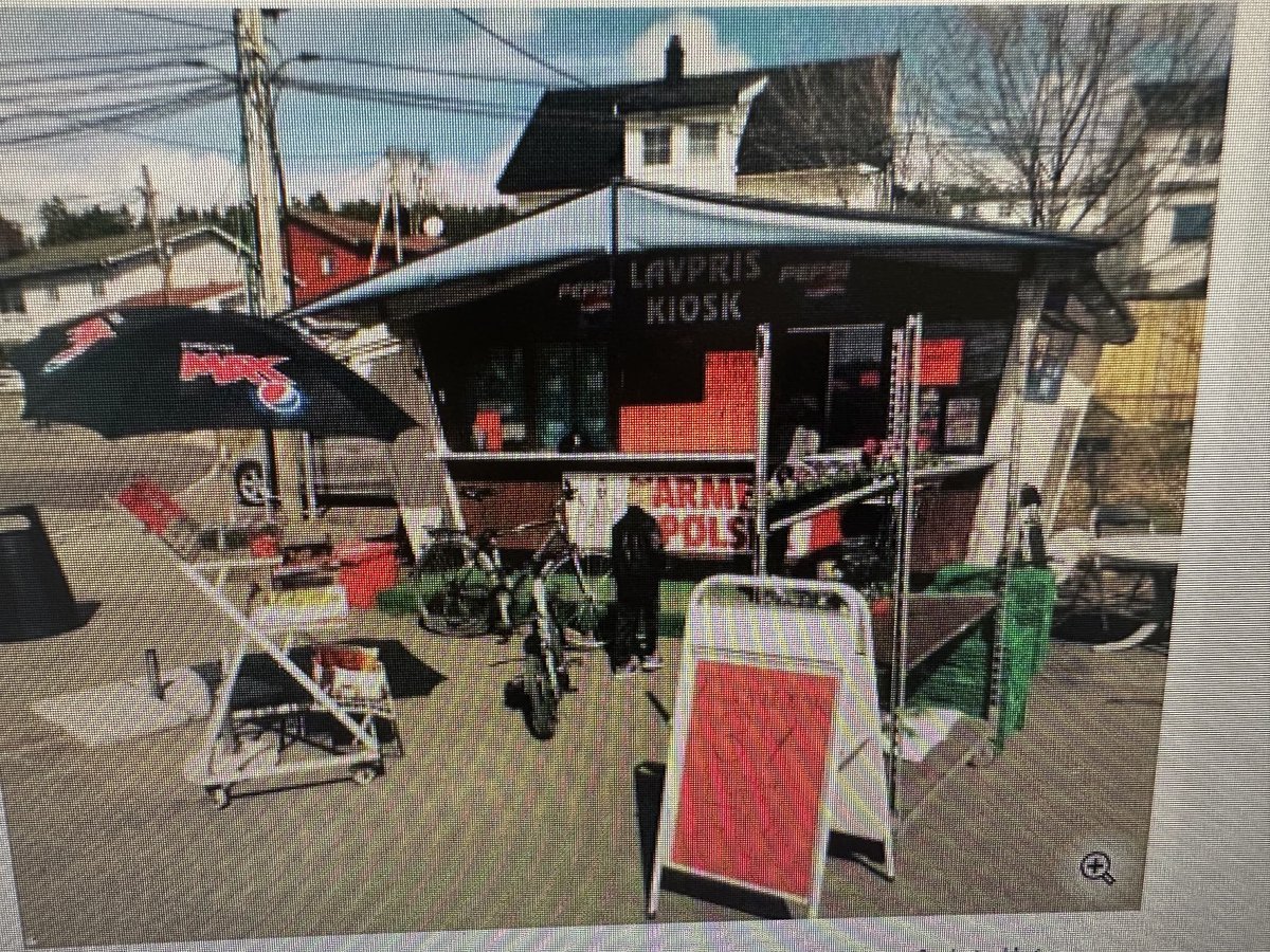 Tenke seg knut kopperud 86 stått i pølse kiosk hele livet kjøpte best of dream trio . . kom med som 16 og siste hest 🪂 fikk spor 1