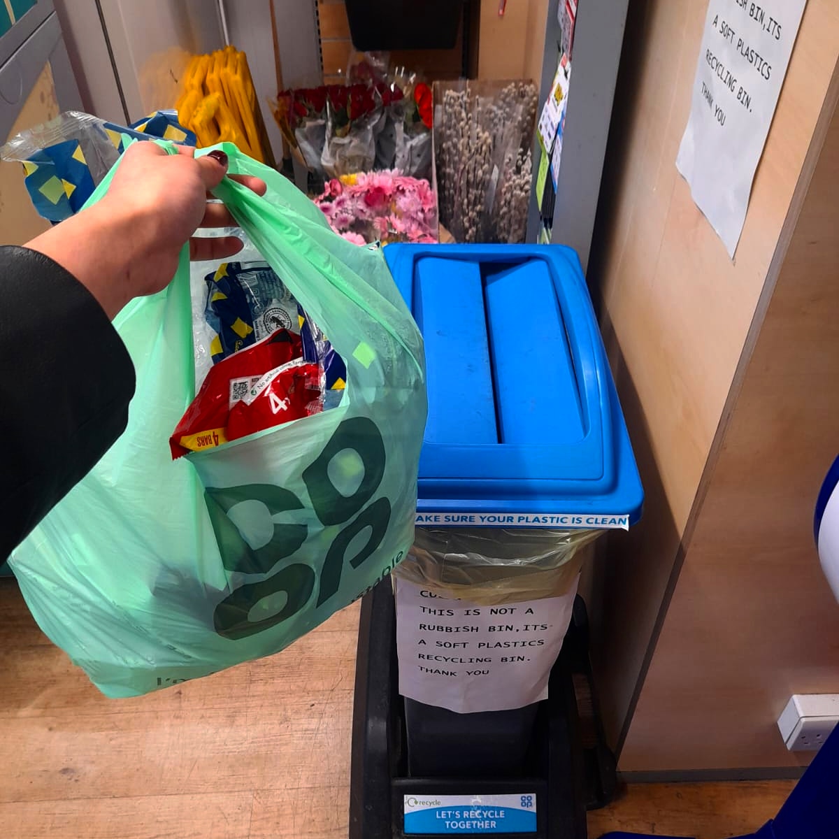 JasmineR_Coop's tweet photo. Join me and bring your Soft Plastics to the Caterham Townend @coopuk store too 💙
Learn more about Co-op's Soft Plastic Recycling Scheme here -->> https://t.co/ZhLM9w9UCl
#Caterham #caterhamvalley #itswhatwedo #caterhamonthehill #sustainability #plastic #Recycling #softplastic https://t.co/9yAJfMRLFt