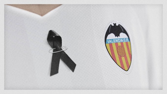 valenciacf's tweet photo. Lamentamos profundamente la triste noticia del fallecimiento del seguidor valencianista que fue evacuado anoche de Mestalla y posteriormente trasladado al Hospital Clínico.

Un enorme abrazo y mucha fuerza para sus familiares y amigos. DEP 🖤🦇 https://t.co/widjOIW7on