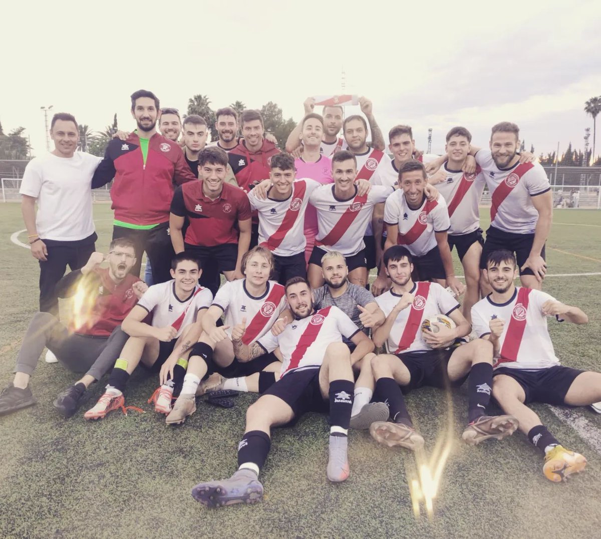 XescoNavarro's tweet photo. Final a mi primera temporada como entrenador amateur. Me deja buen sabor de boca conforme se ha terminado y me da muchas ganas para afrontar de nuevo una temporada. Gracias al @CDPOBLALLARGA  por la confianza depositada en nosotros para el nuevo reto 23-24.
Gracias @JoseMarcob https://t.co/0758Vp9XXF