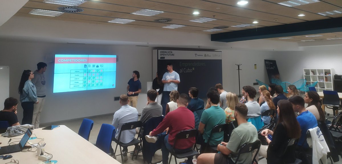 Tras la ronda de inversores la semana pasada, el alumnado de la asignatura Plan de Empresa (4°GADE) en la #US presentan sus planes de negocio en #ElCubo #Sevilla 💪💪💪