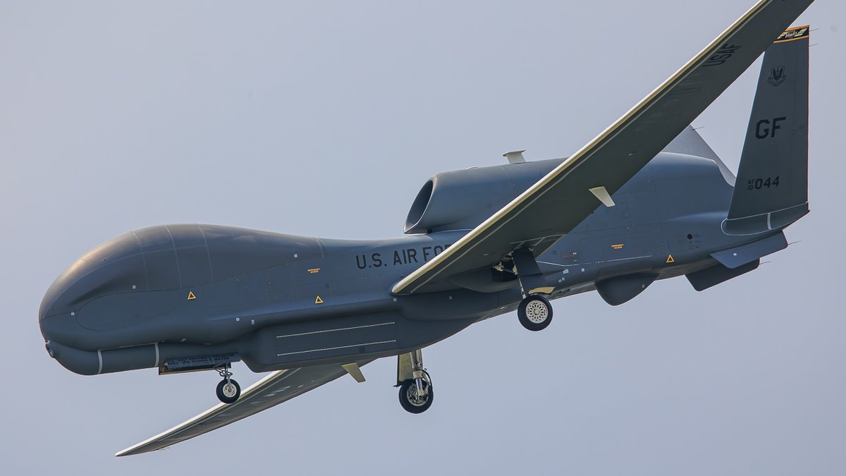 eos40is's tweet photo. 横田基地 13:06 RWY18↘︎
RQ-4B 10-2044
今シーズン2機目のグローバルホーク
やっぱり安定の18降り!
#YokotaAB #TYPHOON10 https://t.co/6hIqmy6wPx