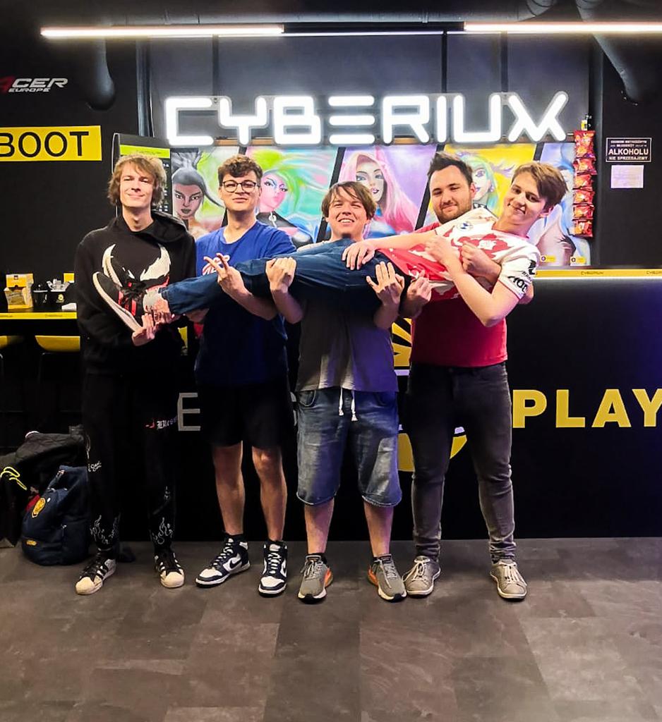 CyberiumK's tweet photo. ESZKERE ANTELANTE!
 @KakaLoL_ @M4LI3 @DannyV2LoL @Hardstuck3 
Zrobili to po raz trzeci z rzędu 🔥🔥👏👏
W wielkim finale turnieju LOL 5vs5 pokonali team 'Magowie" 2-1 @snowb_LoL @Hyper_lol1 @lilboisoul @Kekdarie

Dziękujemy wszystkim uczestnikom i zapraszamy na kolejne turnieje🤩 https://t.co/31IKMwEv40