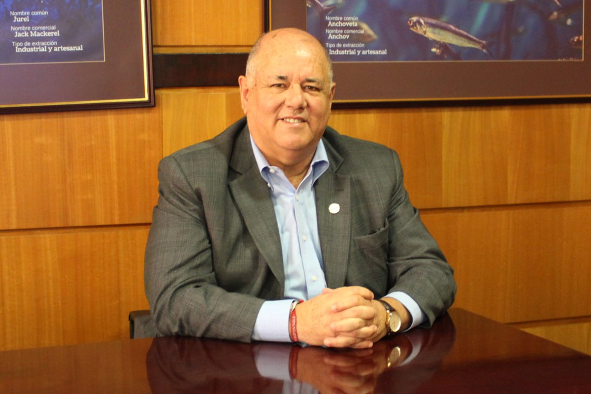 FundChileEspana's tweet photo. Osciel Velásquez
Presidente de la Alianza latinoamericana para la pesca sustentable (ALPESCAS) y de Sociedad 
Nacional de Pesca (SONAPESCA). https://t.co/m29EVj9PMG