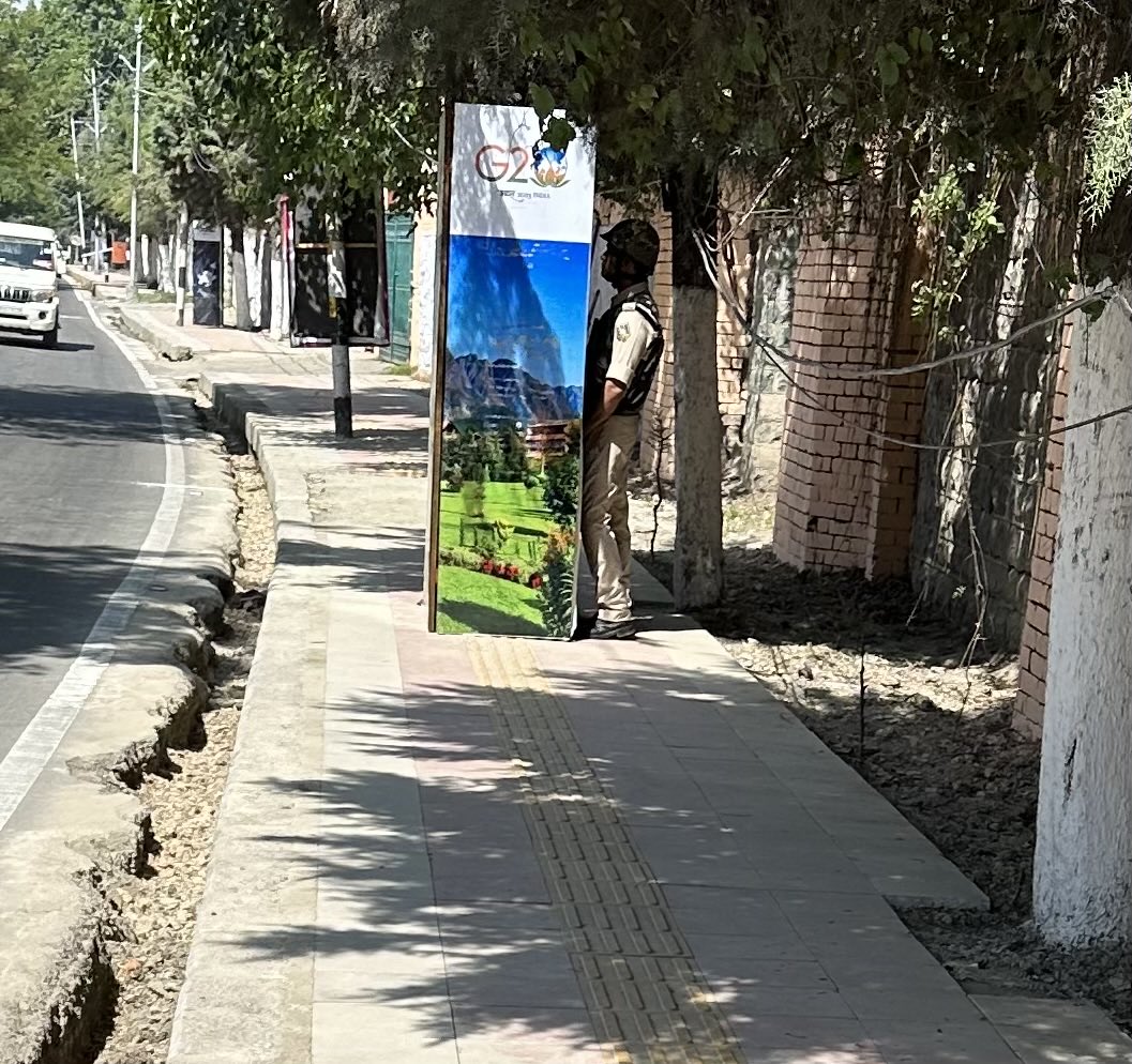 hurriyatjk's tweet photo. This is how India tries to hide its militarisation of Kashmir from the 'G20 foreign delegates.'

The empire truly has no clothes 😆

#G20India https://t.co/MOz4sjFHn0