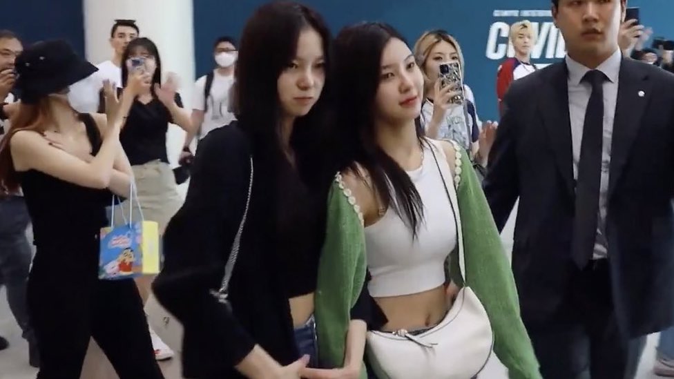 dajinarchive's tweet photo. they didn't let go of each other from the airport to the cars our inseparable sisters https://t.co/O5ZbFJvjmp