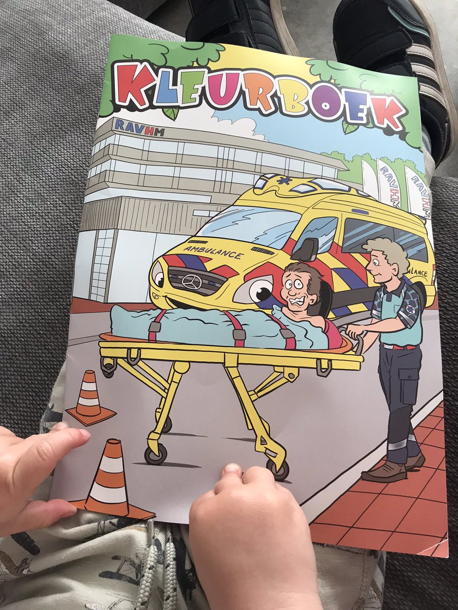 RoxaniDeme's tweet photo. Wat super aardig dat mijn kind die helemaal in de ban is van ambulances, politie, brandweer een kleurboek kreeg van een ambulance medewerker! 🚑 #vriendelijk #ambulance #Hollandsmidden #Oegstgeest https://t.co/YG9C9Jv6L4