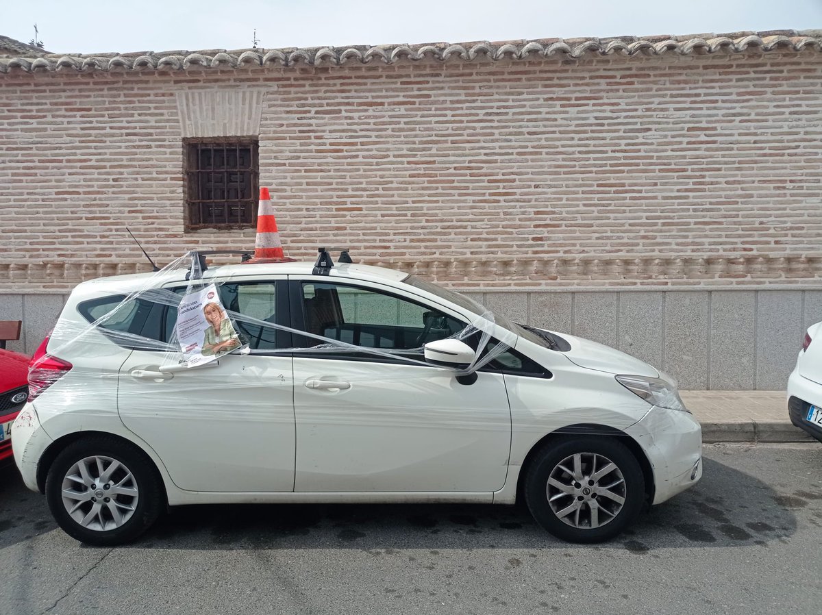Así ha aparecido esta mañana el coche de un miembro de la candidatura del PP de Bargas. 

Este es el verdadero PSOE de Page, el que intenta amedrentar a los rivales políticos con vandalismo. 

No nos van a asustar con sus insultos, seguiremos trabajando en libertad.