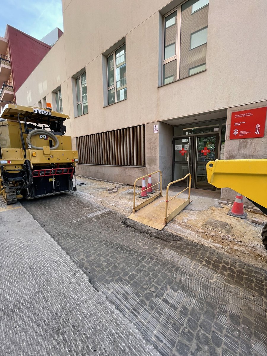 CarlesTT's tweet photo. L’empedrat històric dels carrers de Picanya s’hauria de posar en valor en lloc de destruir-lo i tapar-lo. #paviments #Picanya https://t.co/R5N6NNn0nh