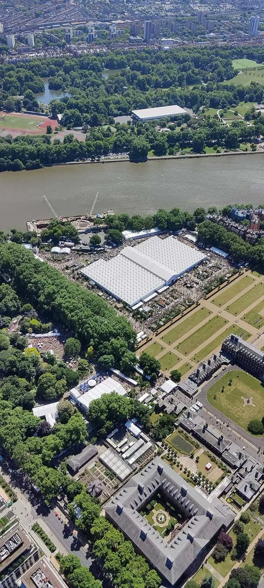 commission_air's tweet photo. 🌷💮🌸 Chelsea Flower Show starts today so let's take a look back at this aerial view we captured last year! @The_RHS @GWandShows @visitlondon 🌷💮🌸 

#aerialphotography #aerialphotographer #chelseaflowershow #rhs #throwback #viewfromabove #flowers #garden #rhschelsea https://t.co/qapveOA9AO