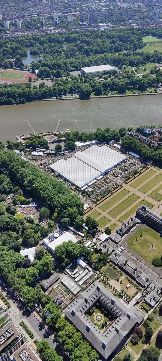 🌷💮🌸 Chelsea Flower Show starts today so let's take a look back at this aerial view we captured last year! @The_RHS @GWandShows @visitlondon 🌷💮🌸 

#aerialphotography #aerialphotographer #chelseaflowershow #rhs #throwback #viewfromabove #flowers #garden #rhschelsea