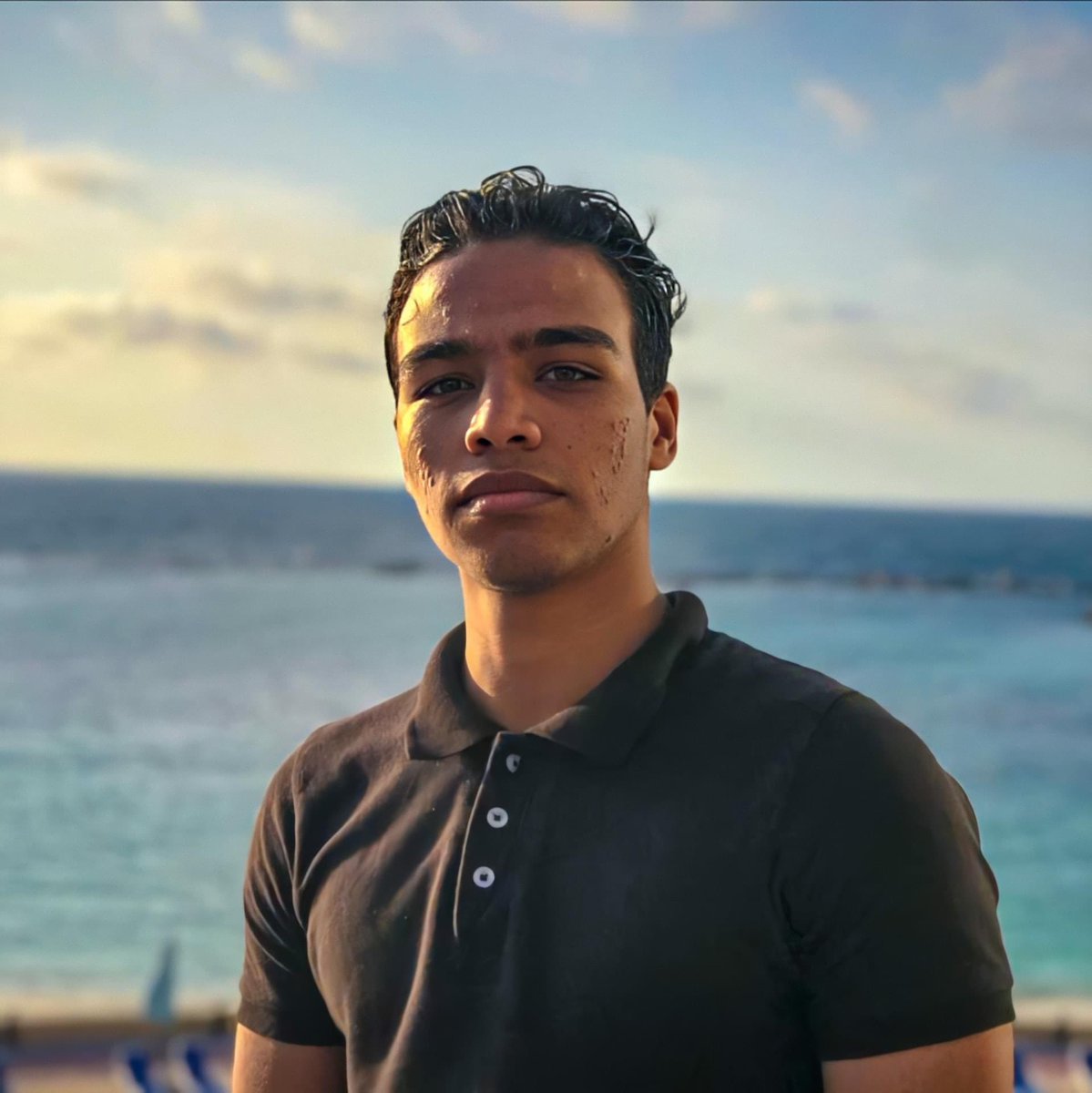 دا احمد مصطفي ، احمد داخل جروب اسمه ( نادي الستات السري ) عشان ياخد كلام الستات جوا حتي لو بيهزرو هزار مفهوش اي حاجه ولا 
يخصه دي كدا ويبعتو لاجوازهم واهاليهم 
فايعني انت ممكن متنجحش اوي في الحياه او متحققش انجازات كتير بس المهم
متبقاش بجح ابن وسخه زي احمد