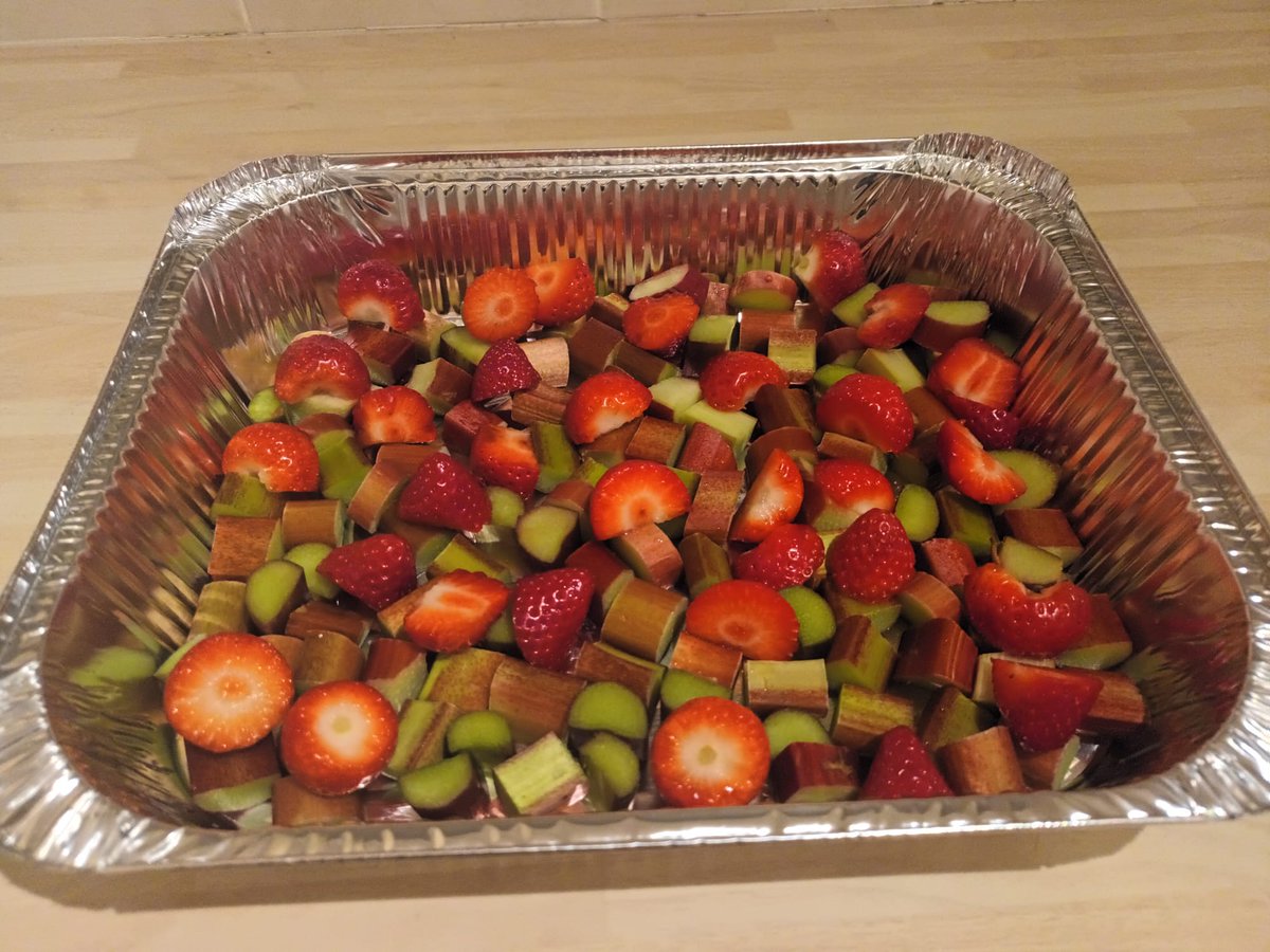 HorrisHill's tweet photo. #HorrisHill pupils harvested rhubarb from the #schoolgarden to make a tasty crumble for local #charity Loose Ends in #Newbury, a centre that provides hot meals and food parcels to vulnerable members of society.
#HHFamily #HHFlair #Hampshire #Berkshire #sustainability #lifeonland https://t.co/xuopSbVtu0