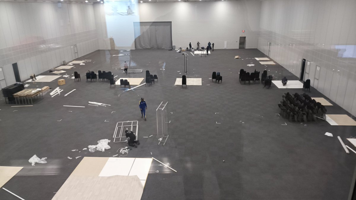 Behind the scenes of the expo

#devconf
