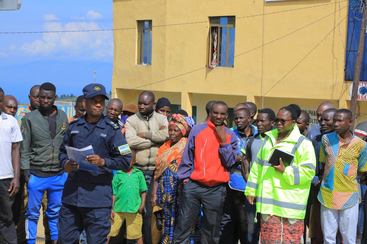 RutsiroDistrict's tweet photo. #Rutsiro, VM/SA @MUSABYEMARIYAC6 ari kumwe n'Umuyobozi wa Polisi bari mu gikorwa cyo gutangiza gahunda ya #GerayoAmahoro izamara ibyumweru 52. Abaturage n'abakoresha ibinyabiziga bakaba basobanuriwe uburenganzira bwabo mu gukoresha umuhanda hubahirizwa amategeko y'umuhanda. https://t.co/ThOShxFyDs