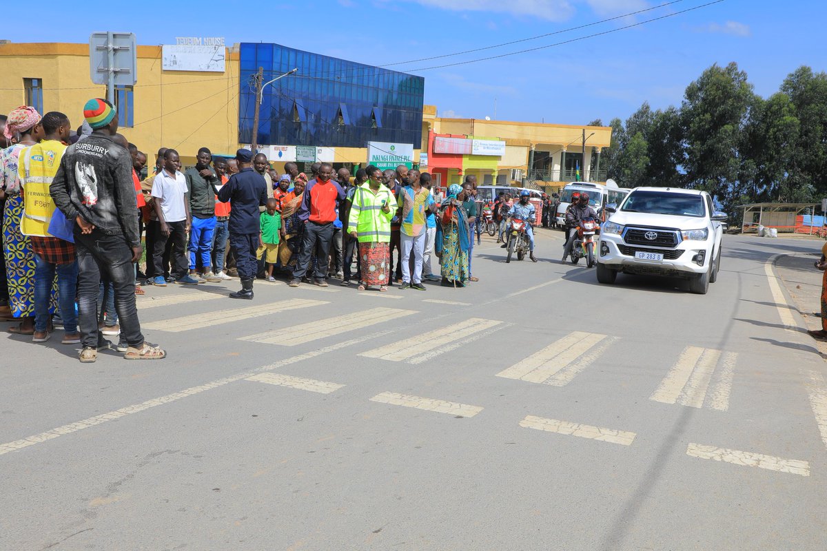 RutsiroDistrict's tweet photo. #Rutsiro, VM/SA @MUSABYEMARIYAC6 ari kumwe n'Umuyobozi wa Polisi bari mu gikorwa cyo gutangiza gahunda ya #GerayoAmahoro izamara ibyumweru 52. Abaturage n'abakoresha ibinyabiziga bakaba basobanuriwe uburenganzira bwabo mu gukoresha umuhanda hubahirizwa amategeko y'umuhanda. https://t.co/ThOShxFyDs