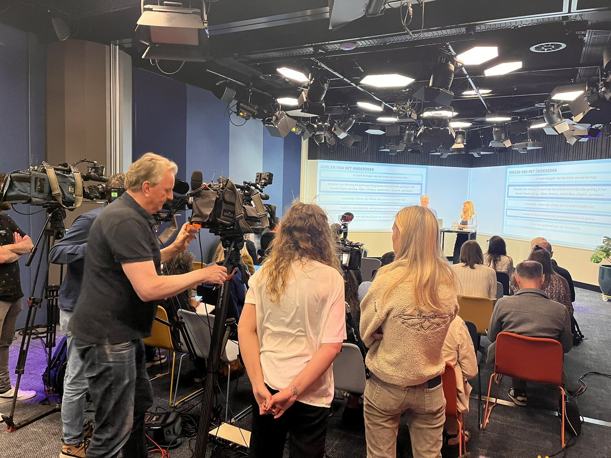 RenskeBruinsma's tweet photo. Volle bak bij de perspresentatie van de uitkomsten van het dansonderzoek door @MarjanOlfers en Anton van Wijk #verinorm https://t.co/RJXmjzM8vU