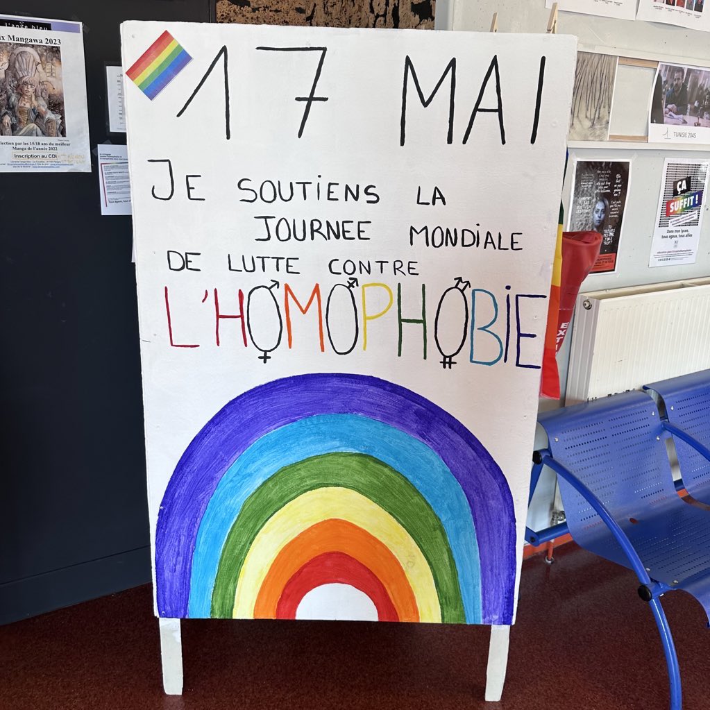 #17mai | Le recteur @MullerRaphal4 s'est rendu au lycée JB Corot de Beauvais à l'occasion de la journée internationale de lutte contre les LGBTphobies 🏳️‍🌈 Les lycéens ont pu présenter leurs travaux de sensibilisation au respect des droits des personnes #LGBT