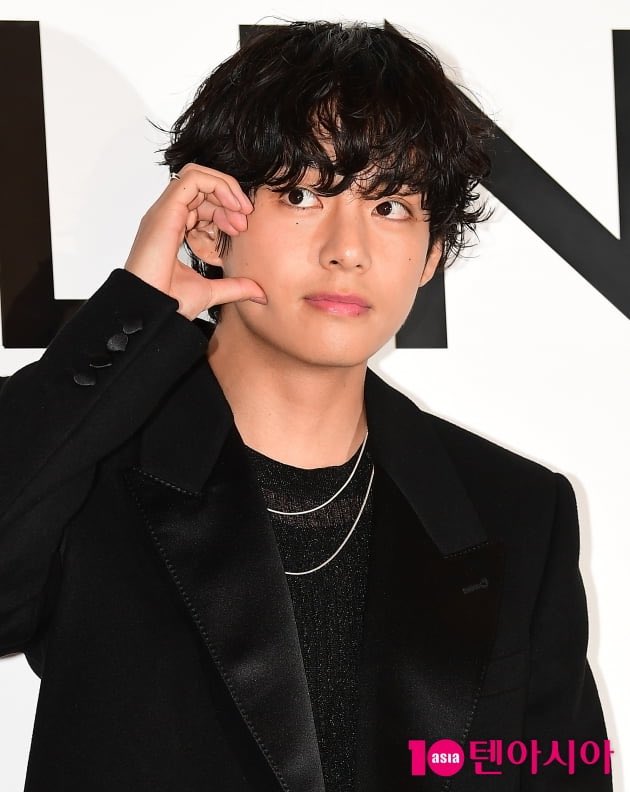 BTS_France_twt's tweet photo. {Info • #BTS}

BigHit Music a confirmé aux médias que #V ne sera pas présent au Festival de Cannes. 

V est en France pour des photos et des événements officiels avec la Maison de Haute Couture Celine. 

🔗(https://t.co/OPJ0CsNnWH) https://t.co/wnu5fhwlWd