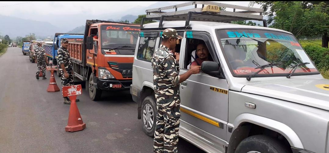 08_ssb's tweet photo. Special campaign on the theme of "Mass Mobilization for mission life" on celebration of World environment day by switching off vehicles engines at traffic light at Simalbari Rohini gate under AOR of 8th Bn SSB Khaprail.
@SSB_INDIA 
@SSBFTRSILIGURI 
@ssbshqranidanga https://t.co/DtwR4YnInL